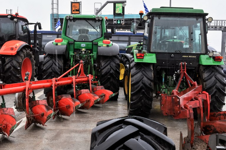 Μαξίμου: Σε άτακτη φυγή η