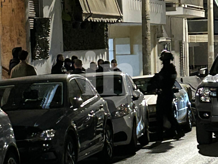 Συναγερμός στον Νέο Κόσμο  55χρονος έχει ταμπουρωθεί σε διαμέρισμα αφού χτύπησε τη μητέρα του  Σε εξέλιξη επιχείρηση της ΕΛ.ΑΣ