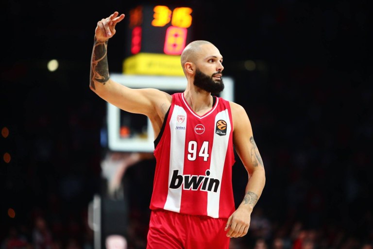 O Ολυμπιακός κοντράρεται με