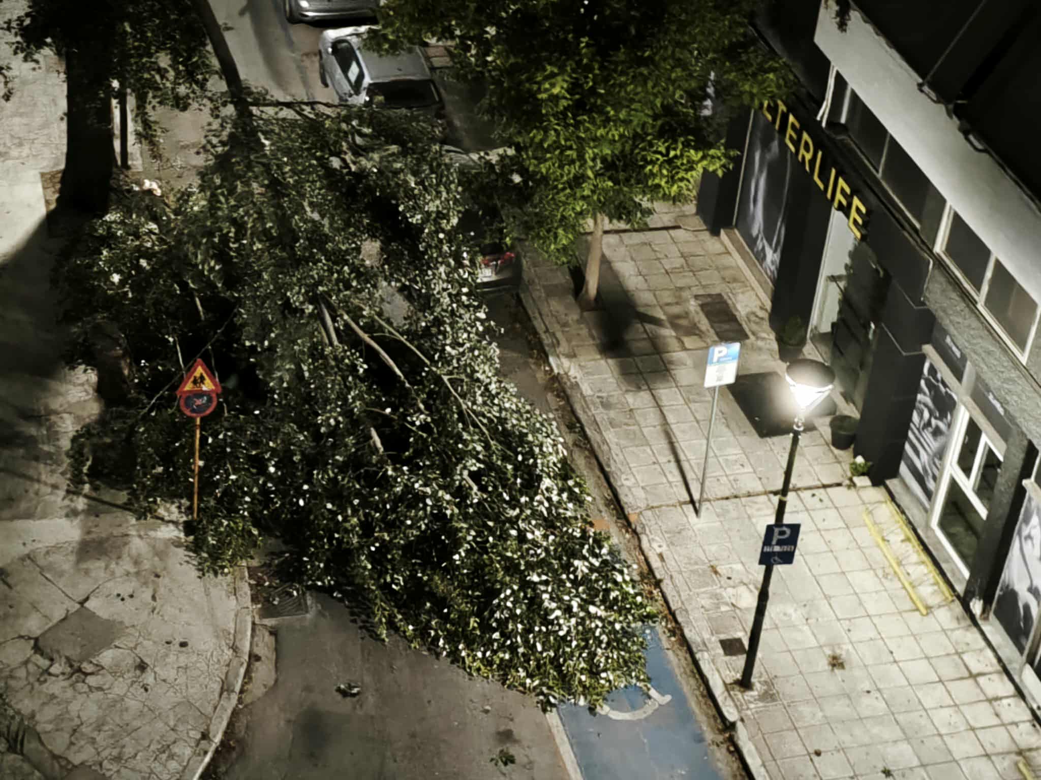 Ισχυροί άνεμοι σαρώνουν