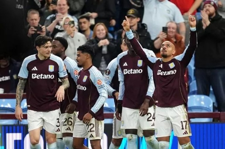 LIVE: Άστον Βίλα Γιουνγκ