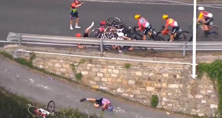 Απίστευτη καραμπόλα σε αγώνα ποδηλασίας και σοκαριστική πτώση με το κεφάλι  Στο νοσοκομείο μία αθλήτρια (vid)