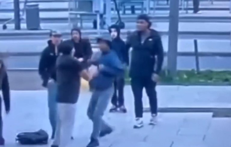 Βέλγιο: Άγριος ξυλοδαρμός νεαρού έξω από σταθμό τρένου  Υπερασπίστηκε μια κοπέλα