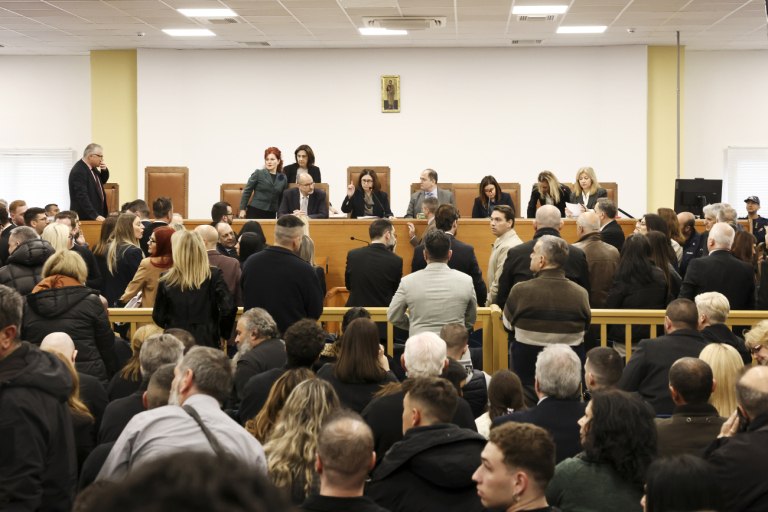 Κόντρα σε συγγενείς και επιζήσαντες ο Φλωρίδης υπερασπίζεται την αίθουσα της δίκης των Τεμπών