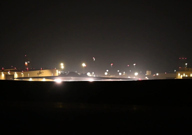 Η στιγμή που τα Β-2 απογειώνονται για να βομβαρδίσουν το Ιράν