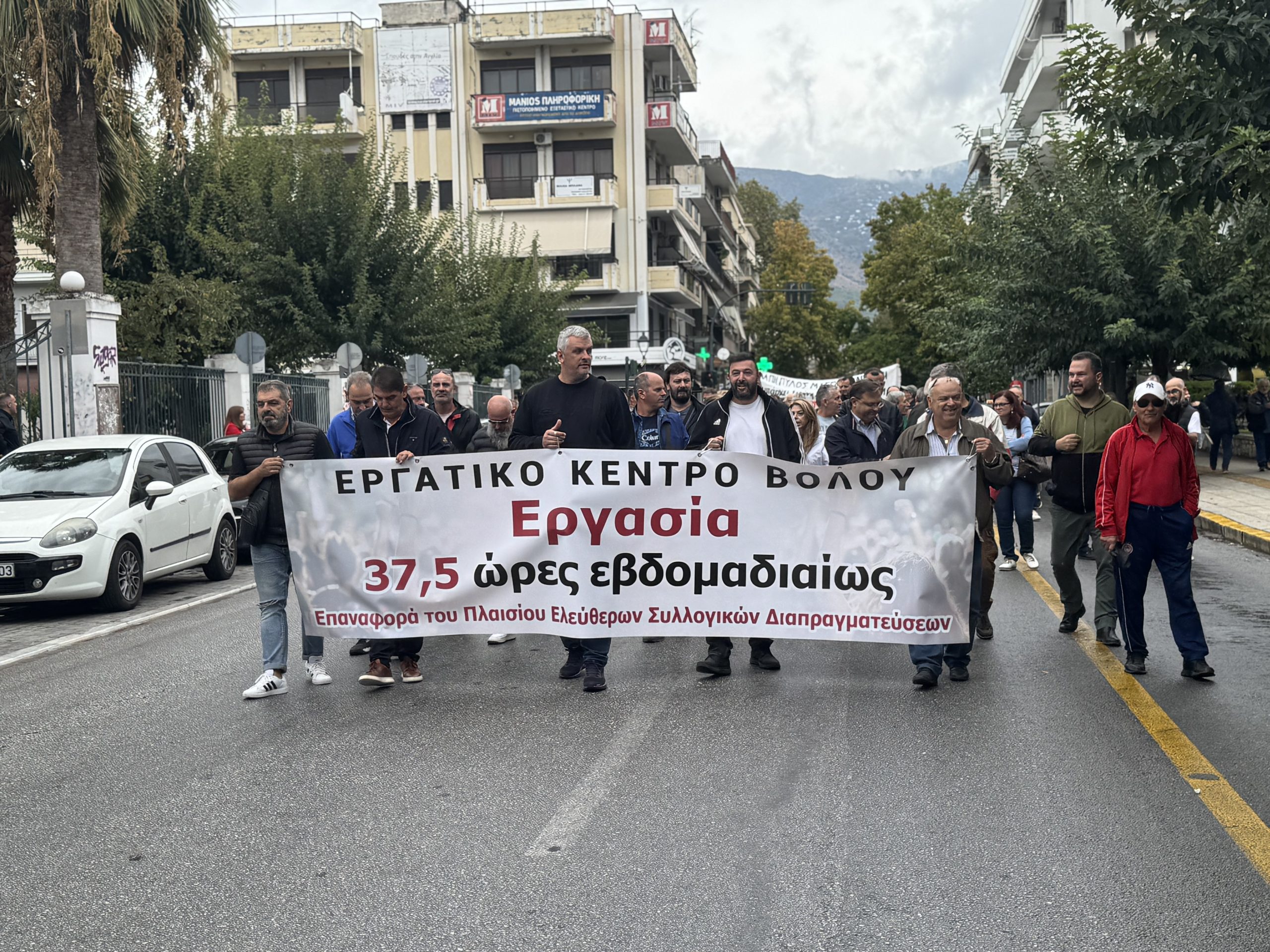 Υπό βροχή η απεργιακή