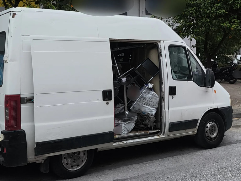 Συμμορία έκλεβε