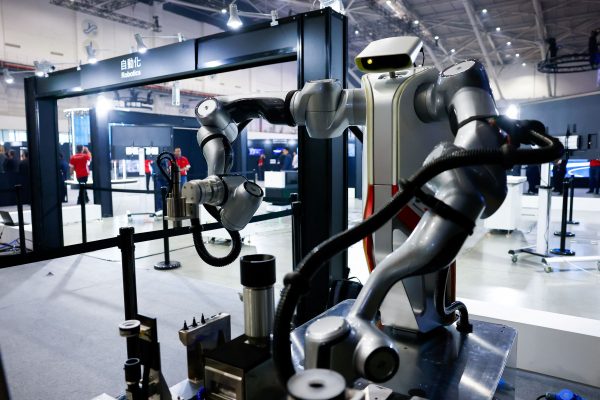 ΕΕ: Τα ρομπότ κρατούν σε