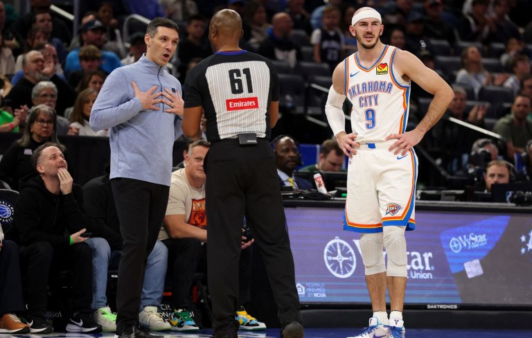 Το είδαμε κι αυτό στο NBA: Η παραλίγο άμυνα της χρονιάς, με το παπούτσι στο χέρι (vid)