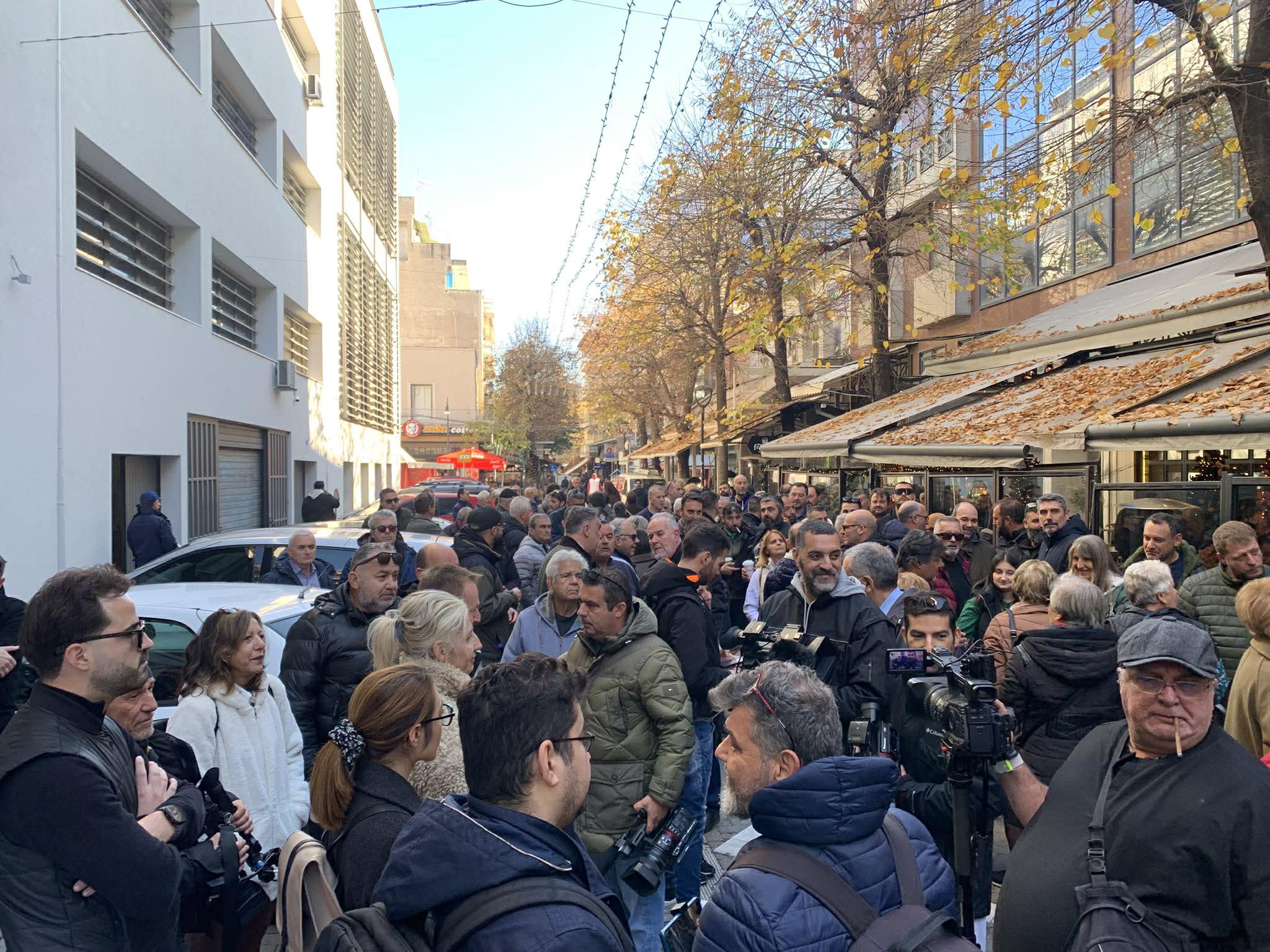 Πλήθος αγροτών έξω από το