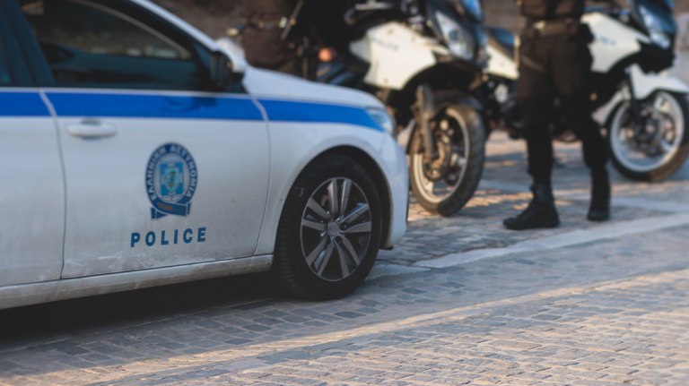 Αχαρνές: Συμμορία ανηλίκων έβαζε εμπόδια στον δρόμο και λήστευε οδηγούς  Εννέα συλλήψεις