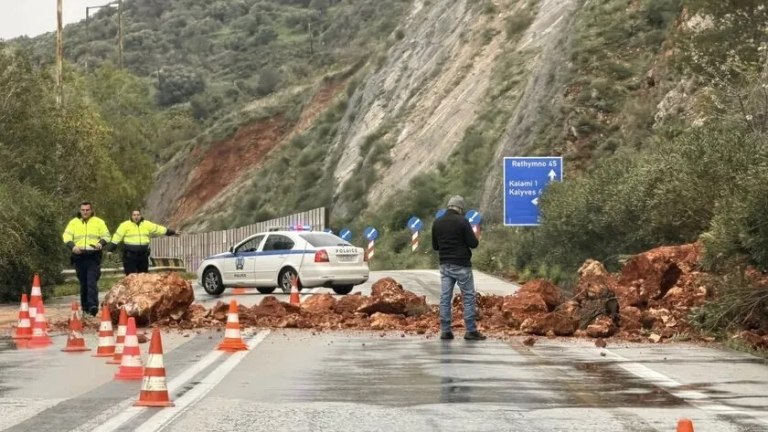 Κρήτη: Πολλά προβλήματα από τις ισχυρές βροχοπτώσεις  Πλημμύρες και κλειστοί δρόμοι από κατολισθήσεις