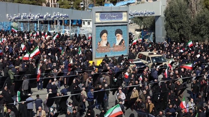 Ιράν: Πλήθος κόσμου μετείχε στην προσευχή της Παρασκευής παρά τον πόλεμο (video)