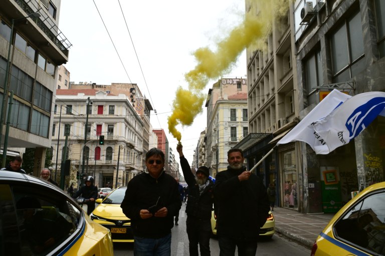 Για δεύτερη μέρα στους δρόμους οι αυτοκινητιστές  Σε εξέλιξη η απεργία των ταξί