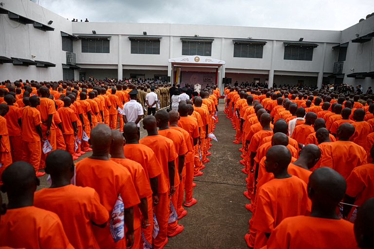 O Πάπας Λέων επισκέφθηκε φυλακή  κολαστήριο στην Αφρική με τους κρατούμενους να φωνάζουν ελευθερία (βίντεο)