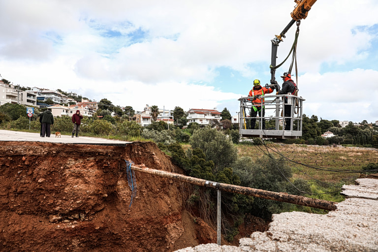 Κακοκαιρία Erminio: Στα δύο κόπηκε ο δρόμος  στην Καλλιτεχνούπολη   Το ρέμα άνοιξε χαράδρα πέντε μέτρων