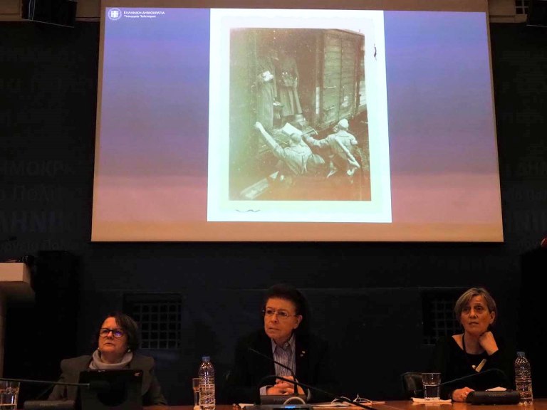 Μενδώνη για τις φωτογραφίες των 200 της Καισαριανής: Σε 13 μέρες φέραμε εις πέρας όλη τη διαδικασία