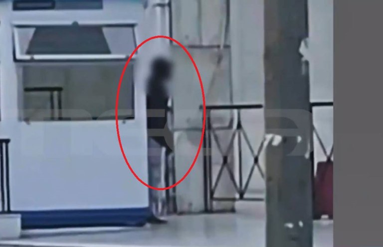 Βίντεο ντοκουμέντο  Η στιγμή που ο 48χρονος απειλεί τους αστυνομικούς με χειροβομβίδα στη ΓΑΔΑ  Τι λέει η σύζυγός του