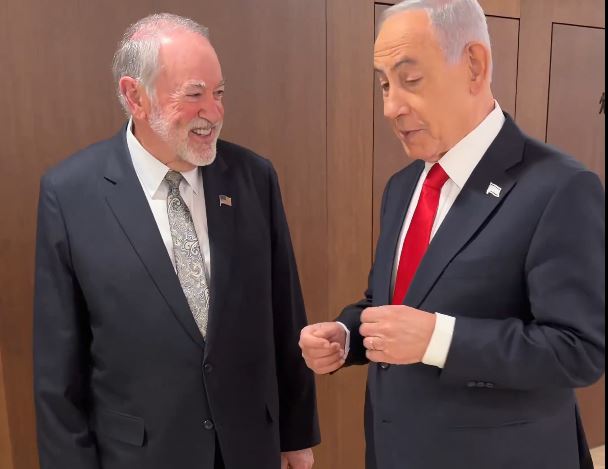 Ο Νετανιάχου χλευάζει ξανά τις θεωρίες ότι έχει πεθάνει: Ναι, είμαι ζωντανός, κάνουμε χειραψίες με πέντε δάχτυλα