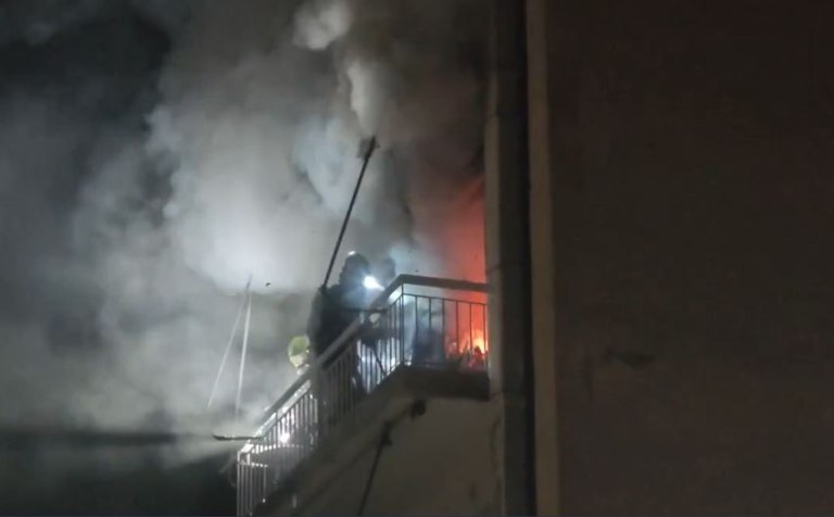 Ταύρος: Δεν μπορούσα να ανασάνω  Τι λέει ένοικος της πολυκατοικίας που αντιλήφθηκε τη φωτιά σε διαμέρισμα