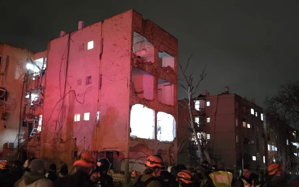 Η τρομακτική στιγμή που ο ιρανικός πύραυλος χτυπά την πόλη Αράντ στο νότιο Ισραήλ