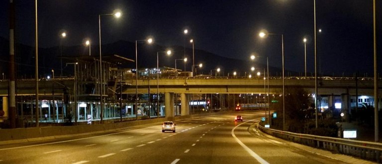 Καταδίωξη στην Αττική Οδό  Συνελήφθησαν δύο άτομα που είχαν αφαιρέσει καλώδια με χαλκό