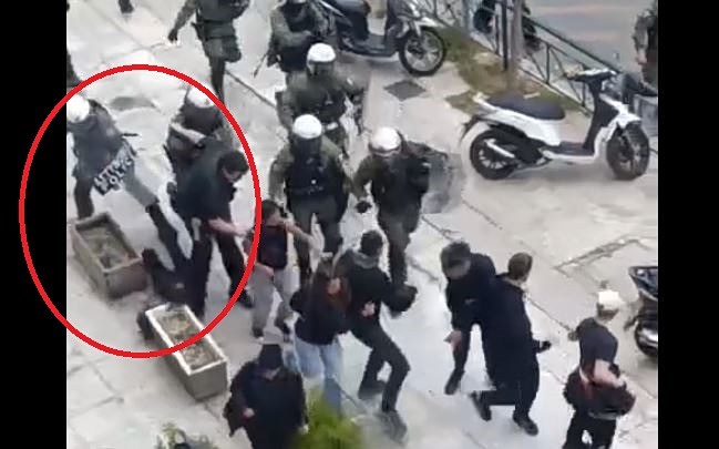 Άνδρας των ΜΑΤ κλώτσησε και