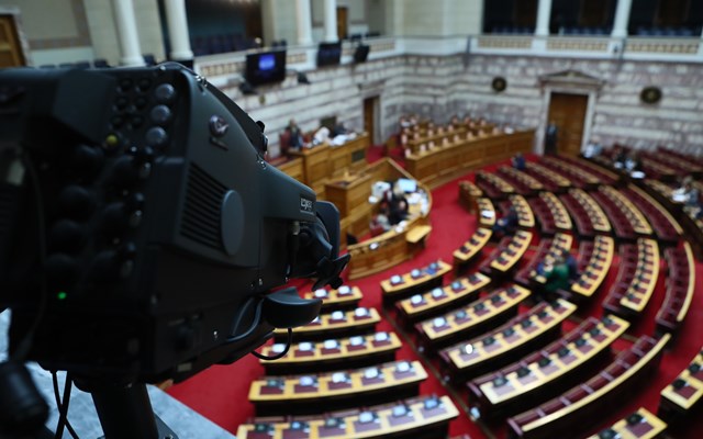 Ομαδικά "πυρά" στην Κυβέρνηση για αισχροκέρδεια- Πρόταση ΠΑΣΟΚ για έκτακτη φορολόγηση Τραπεζών