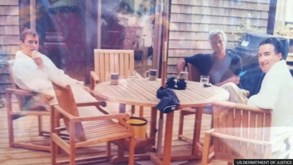 Φωτογραφία  ντοκουμέντο: Άντριου και Μάντελσον με μπουρνούζια δίπλα στον Επστάιν