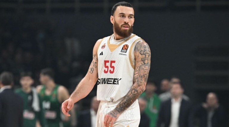 Ο Μάικ Τζέιμς παραμένει στη