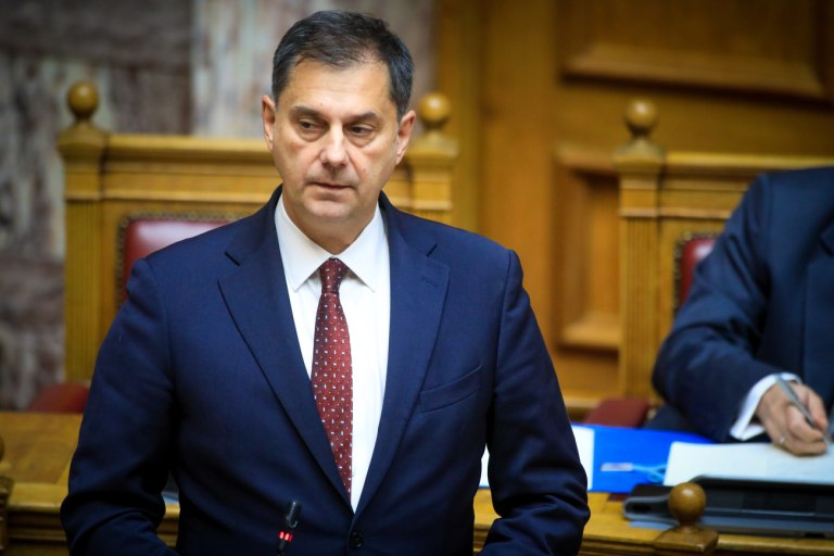 Παραλήρημα Θεοχάρη στη Βουλή: Αφού δεν σας ενδιαφέρει η Ελλάδα γιατί είστε βουλευτής, είπε στον Καζαμία  Χαμός στην Ολομέλεια