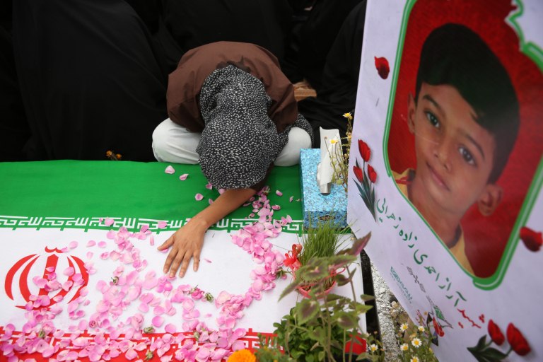 Δεν είχε σημασία ποιο παιδί έσωσα  Οι γονείς θυμούνται τη φρίκη της επίθεσης σε σχολείο στη Μινάμπ