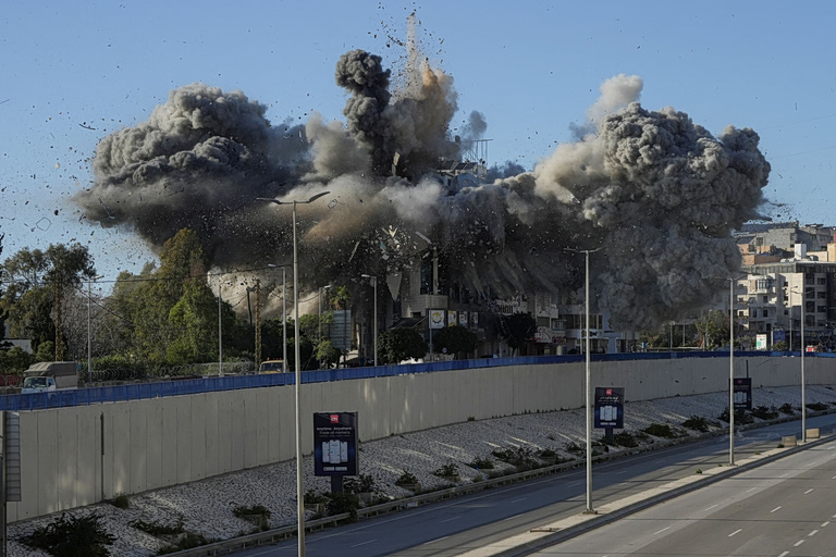 Στις φλόγες δεξαμενές