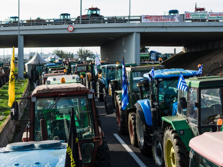 Μπλόκα: Σκληραίνουν τη