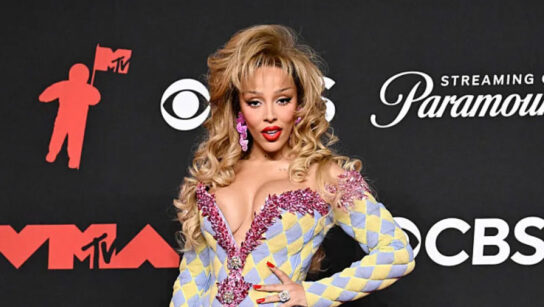 Viral η Doja Cat: Έφαγε το κραγιόν