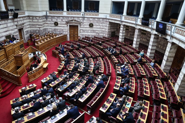 Βουλή: Αλλαγές λίγο πριν την ψήφιση στο νομοσχέδιο για τη ψήφο των αποδήμων  Την ανάγκη φιλοτιμία κάνει η κυβέρνηση