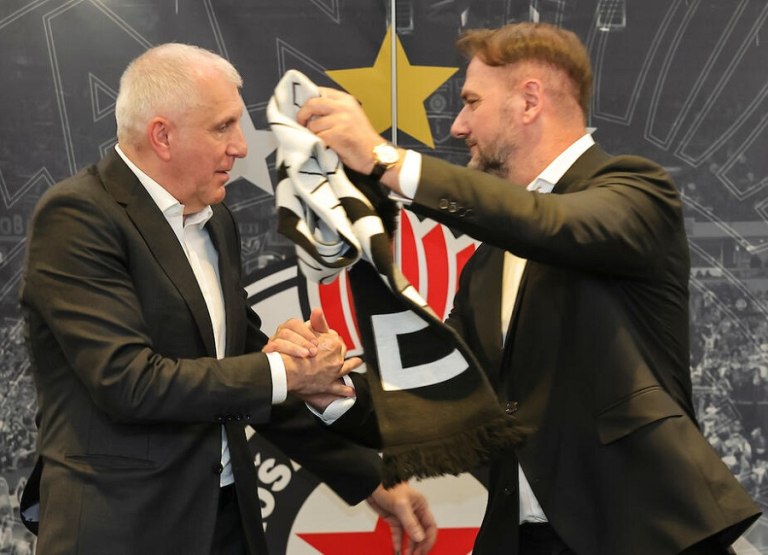 Με καρφιά στον πρόεδρο της