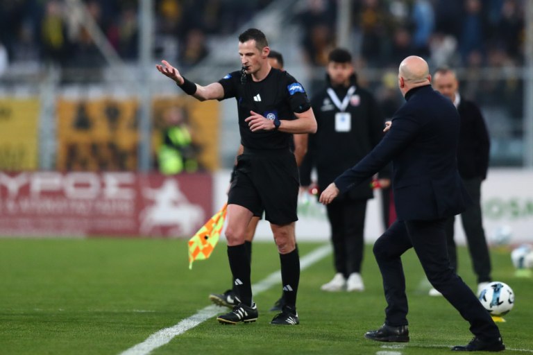 Βόλος-ΑΕΚ: Ο Τσιμεντερίδης κλήθηκε στο VAR και διόρθωσε το λάθος του