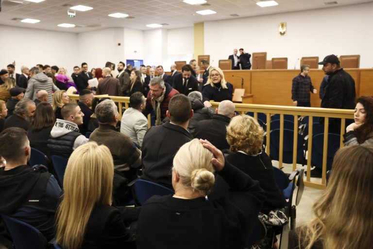 Τέμπη: Οργή των συγγενών για το χάος  Ασφυξία και καταγγελίες για την αίθουσα των 1,6 εκατ.