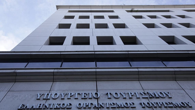 Γυναίκα έπεσε από τον δεύτερο όροφο του υπουργείου Τουρισμού και σκοτώθηκε