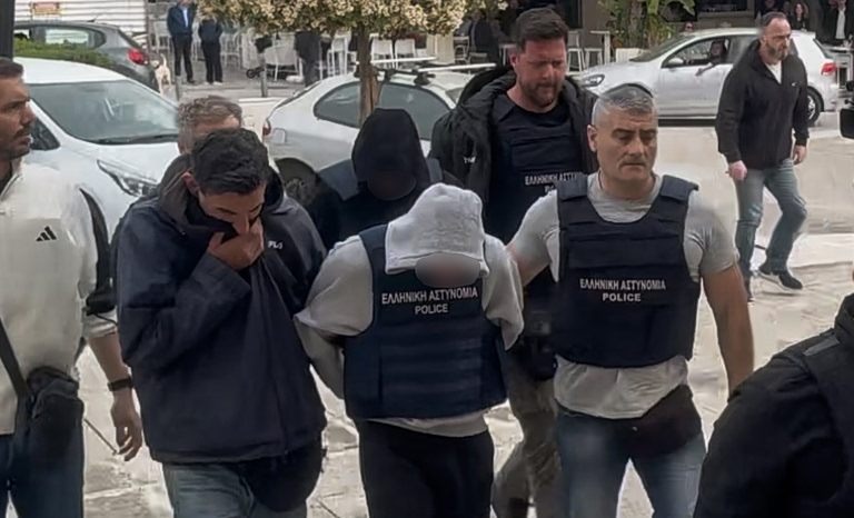 Κεφαλονιά: Στον Κορυδαλλό οδηγούνται οι τρεις κατηγορούμενοι για τον θάνατο της 19χρονης  Το κρίσιμο μισάωρο