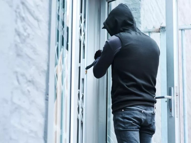 Έκλεβαν πέντε σπίτια κάθε