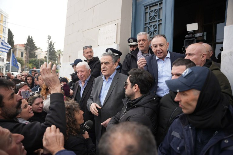 Μυτιλήνη: Φυγάδευσαν τον Κέλλα  Σε δίωρη πολιορκία από οργισμένους κτηνοτρόφους