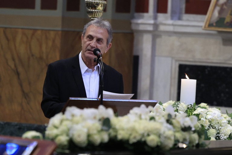 Ήσουν γενναία, ανατρεπτική, και επίμονη μέχρι το τέλος  Συγκίνηση με την επικήδειο του Γιώργου Νταλάρα για την Μαρινέλλα