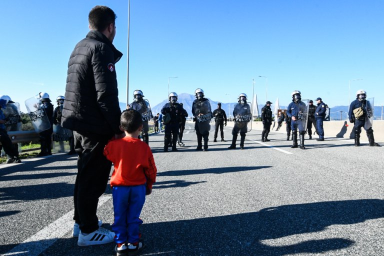 Δεν κάνουμε πίσω διαμηνύουν οι αγρότες στην κυβέρνηση  Αμετακίνητοι στα μπλόκα συντονίζουν τις δράσεις τους