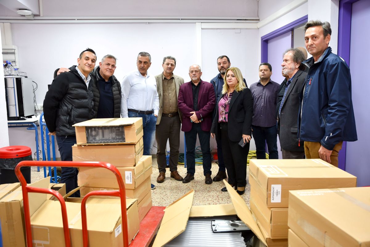 Είκοσι υπολογιστές δώρισε