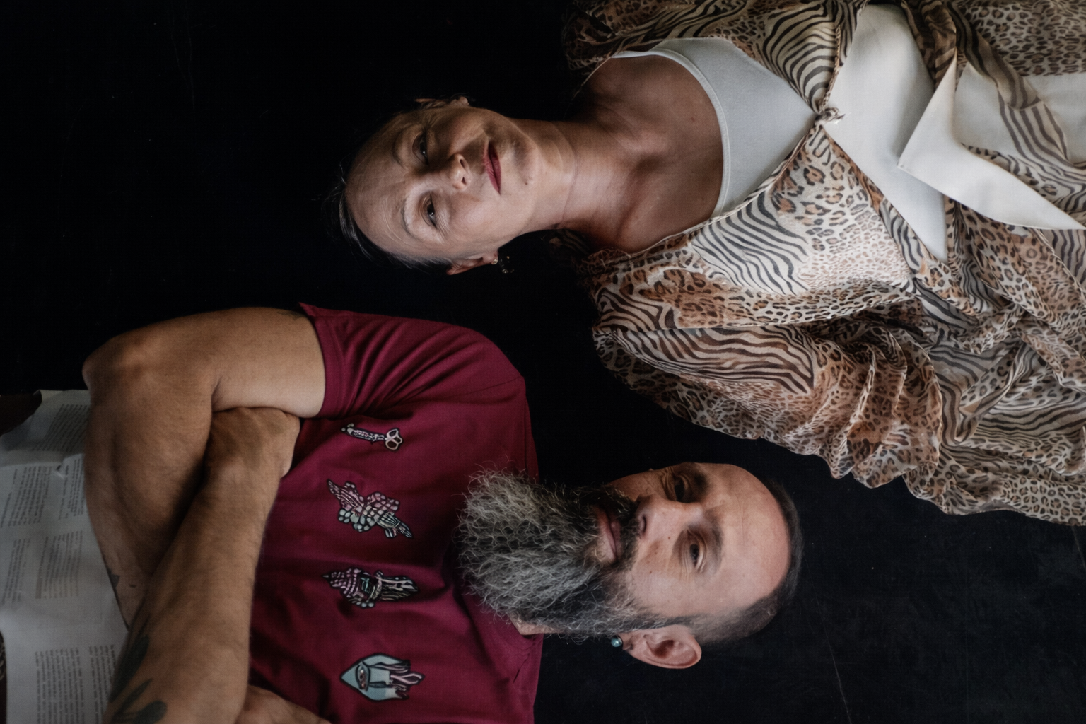 Πρόσωπα στην Άμμο: Μια σκηνική σύνθεση για όσα μένουν, και όσα σβήνουν