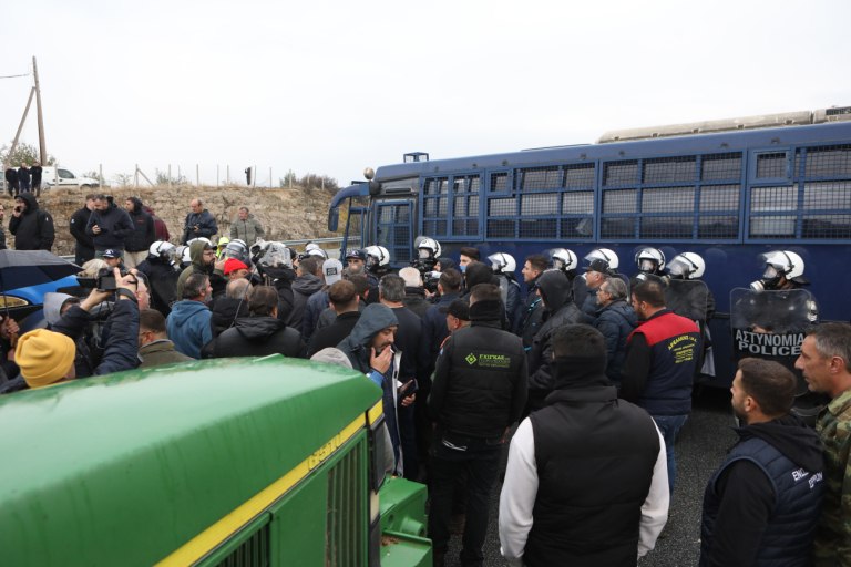 Πυρά κομμάτων για τις