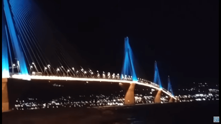 Παναιτωλικός: Στα χρώματα της ομάδας για τα 100 χρόνια η Γέφυρα ΡίουΑντιρρίου (vid)