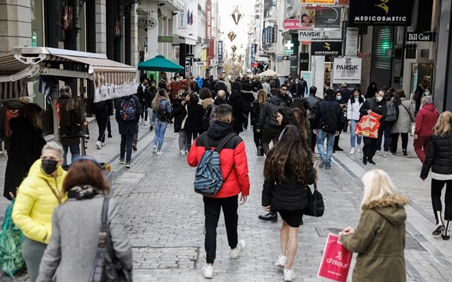 Ανοικτά τα καταστήματα την Κυριακή  Εκπτώσεις έως και 70% αλλά περιορισμένη αγοραστική κίνηση βλέπουν οι έμποροι